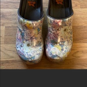 Dansko xp floral, slip resistant clogs, 10, euc.